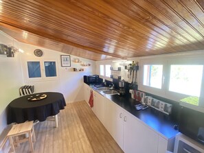 Frigorífico, microondas, horno y cafetera o tetera