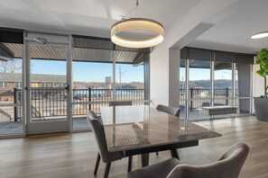 Dining - Luxury Apartment on the Bagnell Dam Strip (Strip View) (Lake Ozark)
