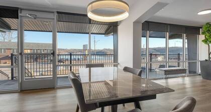 Luxury Apartment on the Bagnell Dam Strip (Strip View)