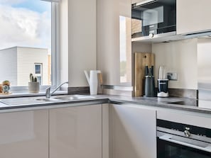 Kjøleskap, mikrobølgeovn, ovn og oppvaskmaskin