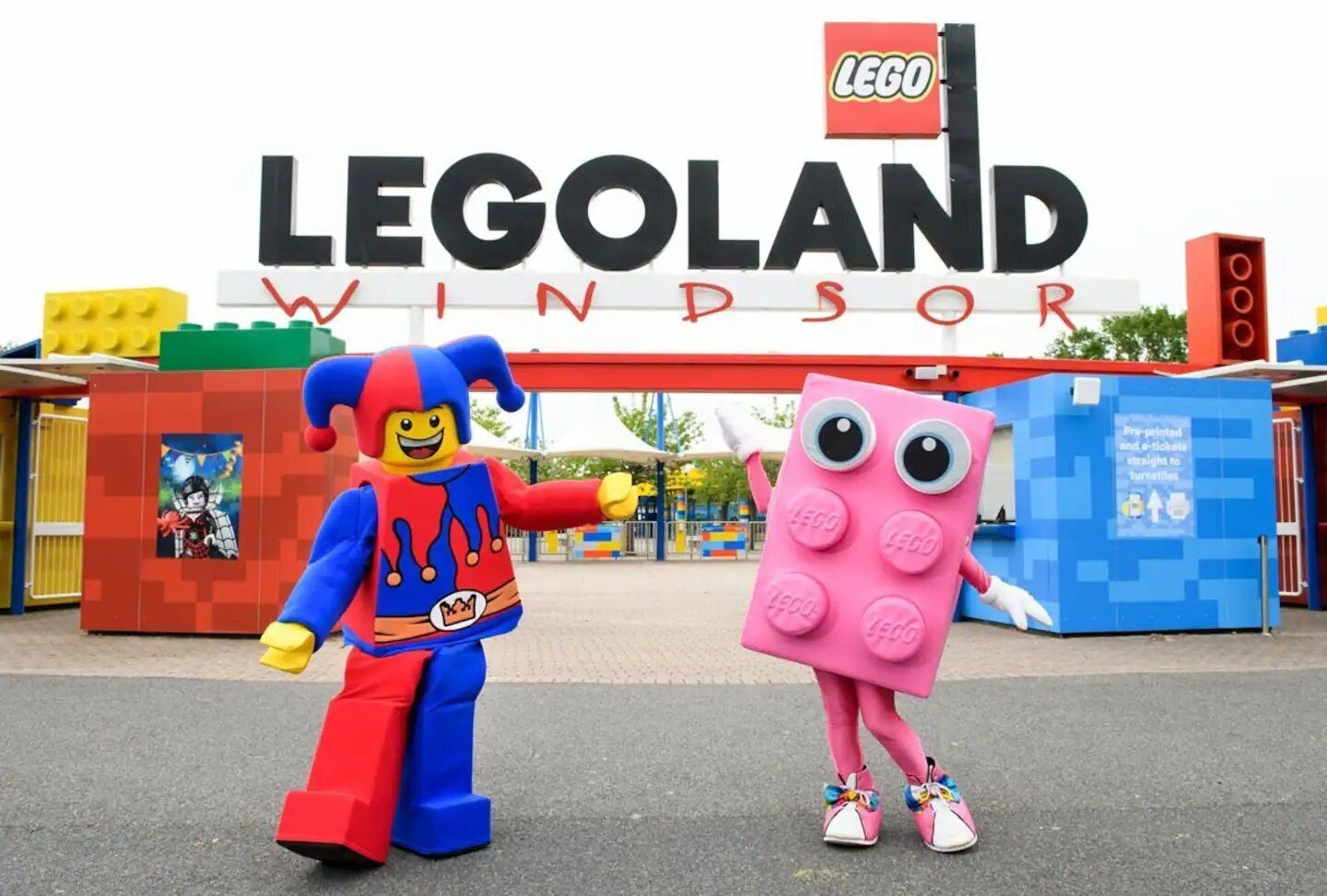Entrada com tema LEGO e placa indicando "LEGOLAND WINDSOR".