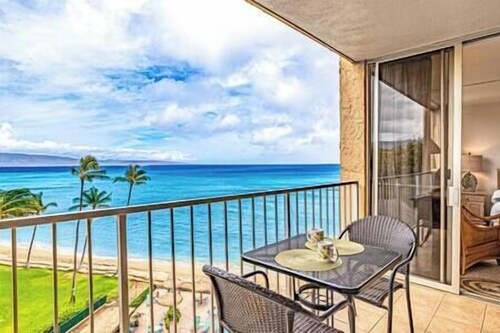 Updated ocean view Hawaiiana style 1 bedroom condo
