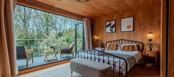 Acorn Lodge · Luxury Retreat In a Stunning Oasis With Hot Tub - Pass the Keys