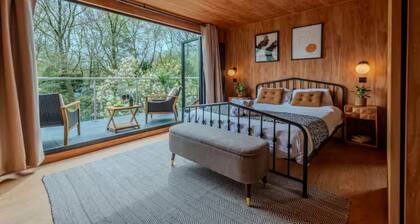 Acorn Lodge · Luxury Retreat In a Stunning Oasis With Hot Tub - Pass the Keys