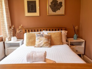 6 bedrooms, iron/ironing board, free WiFi, bed sheets