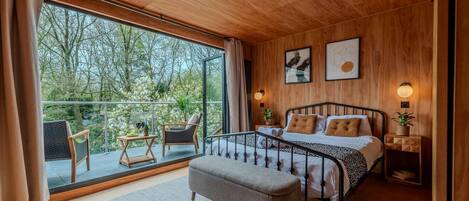 6 bedrooms, iron/ironing board, free WiFi, bed sheets