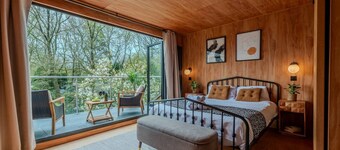 Acorn Lodge · Luxury Retreat In a Stunning Oasis With Hot Tub - Pass the Keys