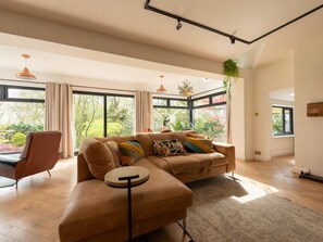Smart TV - Acorn Lodge · Luxury Retreat In a Stunning Oasis With Hot Tub - Pass the Keys (Market Drayton)