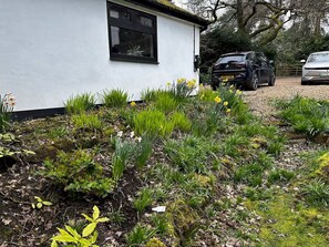 Property grounds - Acorn Lodge · Luxury Retreat In a Stunning Oasis With Hot Tub - Pass the Keys (Market Drayton)