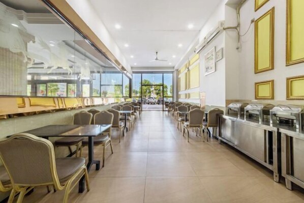 A spacious dining area with high ceilings, large windows, and a central aisle. - Fuzhicheng Boutique Hotel (Yuantan Railway Station Branch) (Qingyuan)