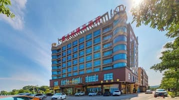 A multi-story hotel with a modern design, featuring a prominent curved facade and numerous windows.