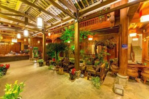 Lobby lounge - Mu Shi Yuan Inn (Lijiang)