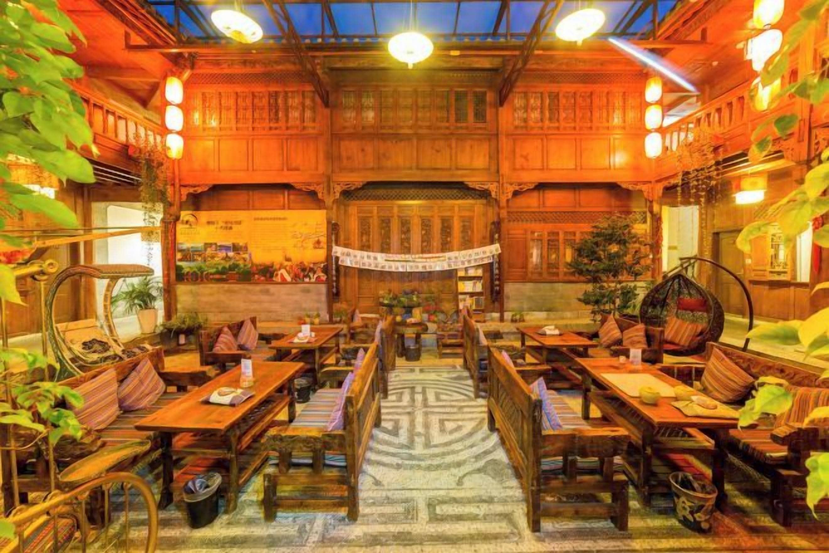 Uma hospedaria tradicional com interiores de madeira, várias áreas de estar e um tapete decorativo central.