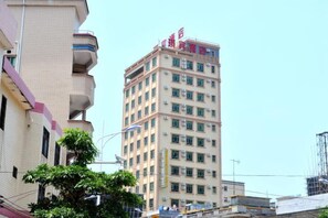 A multi-story building with a flat facade, balconies, and a clear sky. - Huizhou Qibin Homestay (Huidong)
