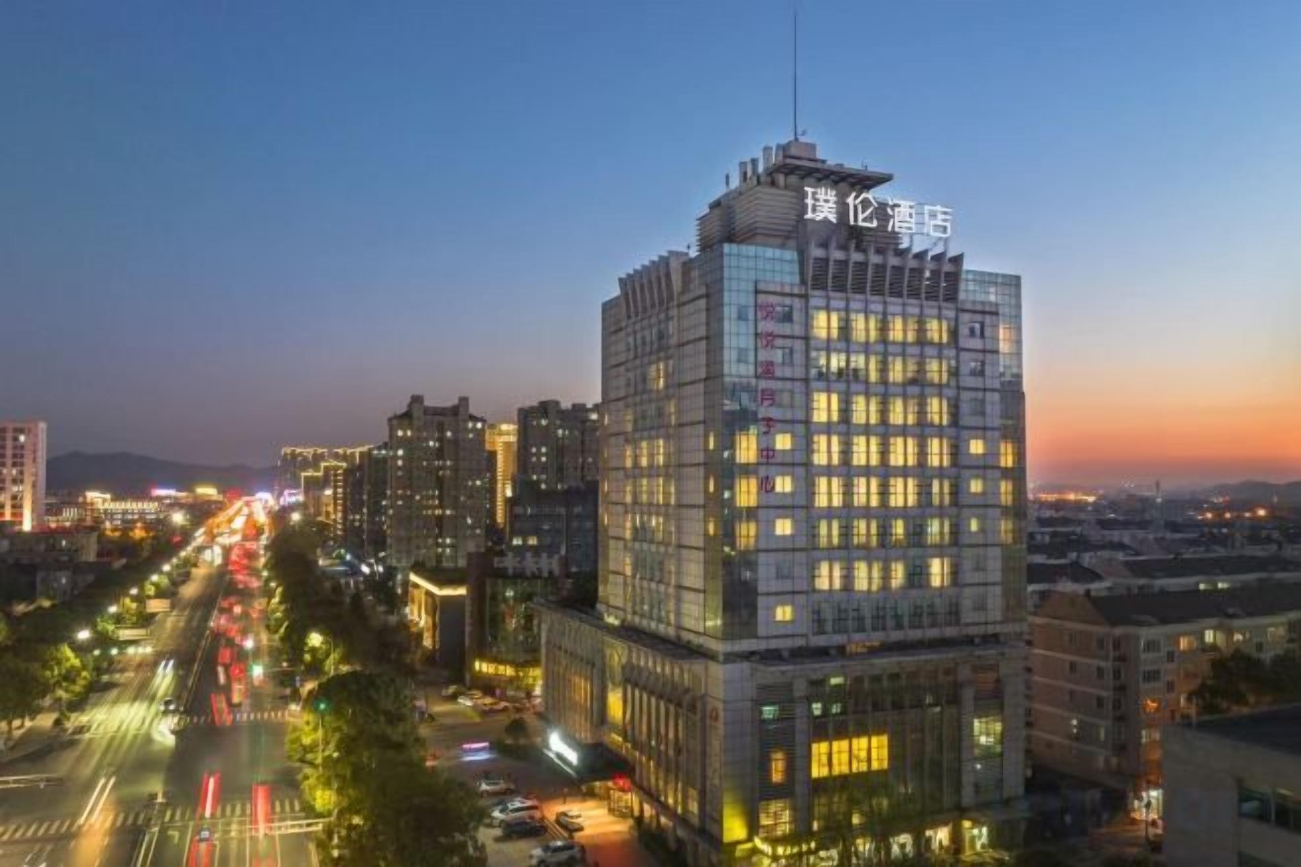 A high-rise hotel with multiple floors, large windows, and a prominent sign at the top.