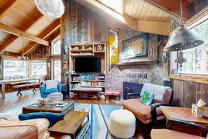 Télévision, cheminée, livres