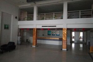 A spacious lobby with a reception desk, seating area, and a balcony. - Qingdao Tianheng Island Homestay (Qingdao)