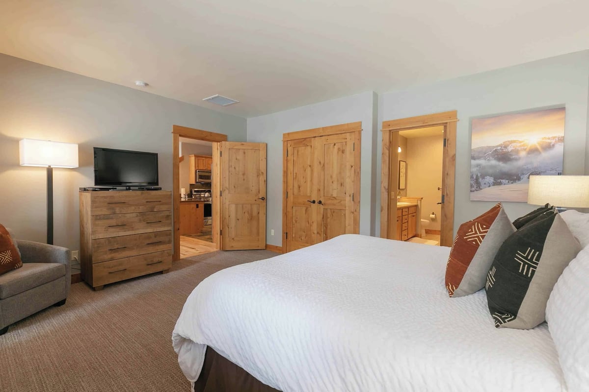 3 bedrooms, laptop workspace, iron/ironing board, free cots/infant beds