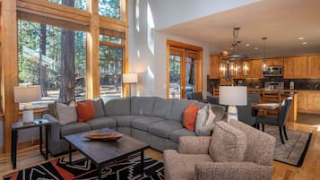 Signature cottage, 2 slaapkamers, keuken, uitzicht op gebergte | Woonkamer | Een 42-inch lcd-televisie met kabelzenders en een open haard