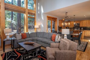 Signature-Ferienhaus, 2 Schlafzimmer, Küche, Bergseite | Wohnzimmer