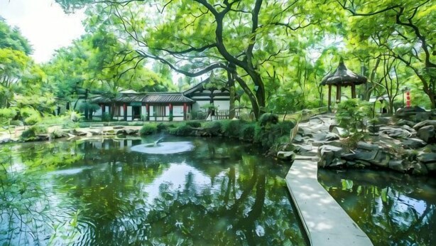 Ein traditioneller japanischer Garten mit Teich, Steinbrücke und einem Pavillon.