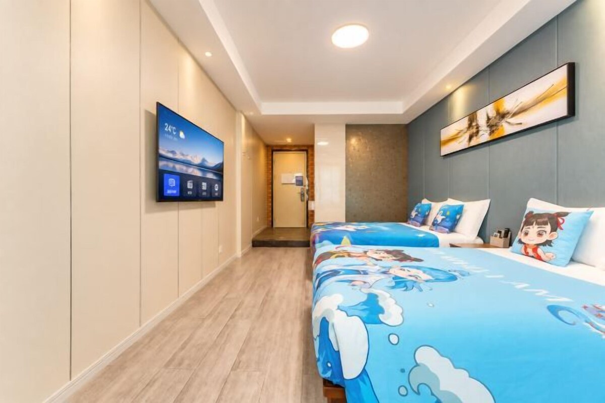 Quarto de hotel com cama, televisão e pintura na parede.