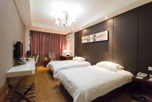 A hotel room with two beds, a desk, a chair, a TV, and a chandelier. - weige Boutique Hotel (Shaoxing)