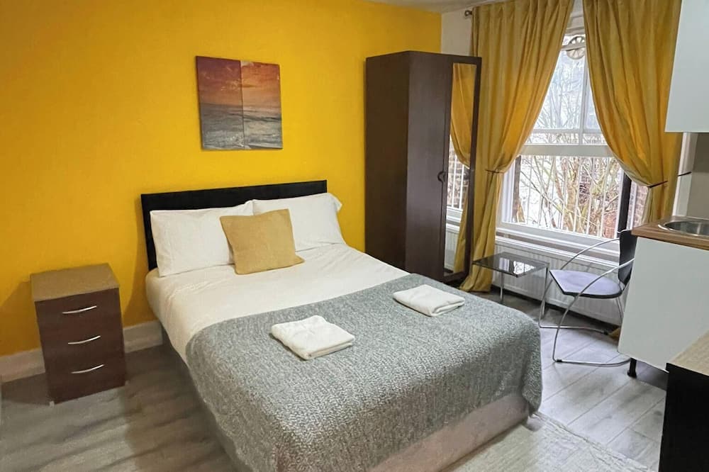 Studio Sleeps 2 With Internet Access - Earl's Court