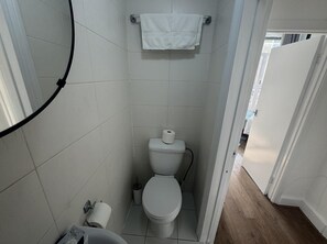 Shower, towels, toilet paper - Apartment Sleeps 2 With Balcony (London)