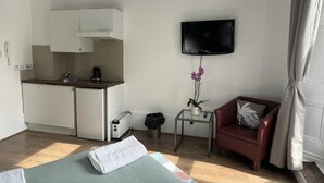 Unclassified image, 2 of 10, button - Apartment Sleeps 2 With Balcony (London)