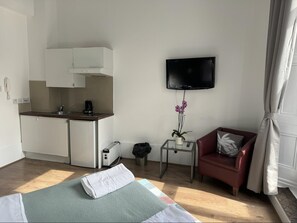 1 bedroom, WiFi (free), bed sheets - Apartment Sleeps 2 With Balcony (London)