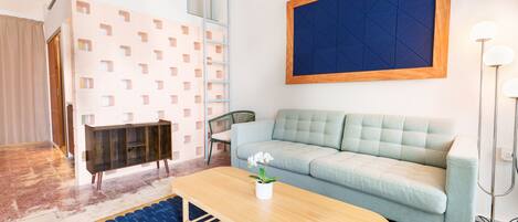 Junior vierpersoonskamer, uitzicht op stad | Woonruimte | Een smart-tv