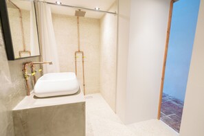 Loft | Kylpyhuone | Suihku, ilmaiset hygieniatuotteet, pyyhkeet, saippua