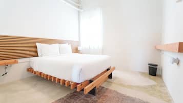 Kamar Quadruple Junior, pemandangan kota | Seprai premium, bantalan ekstra lembut, dan ruang kerja ramah laptop