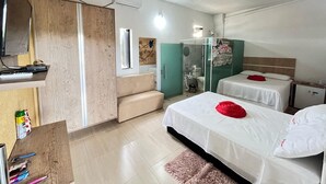 A hotel room with a bed, a sofa, a desk, and a TV. - Pousada Oásis do Sertão (Euclides Da Cunha)