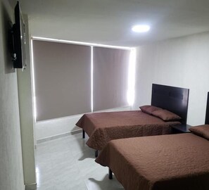 Kamar Quadruple Basic | Meja kerja, ruang kerja ramah laptop, dan Wi-Fi gratis