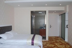A hotel room with a bed, a bathroom, and a shower area. - Taishun Bridge Xinge Hotel (Taishun)