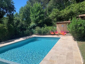 Una piscina al aire libre, una piscina climatizada