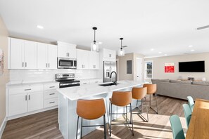 Frigorífico, microondas, horno y placa de cocina