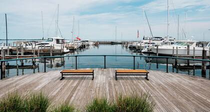 NEW cozy cottage a short walk to Northport and Lake Michigan!
