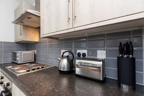 Réfrigérateur, four à micro-ondes, un four, surface de cuisson