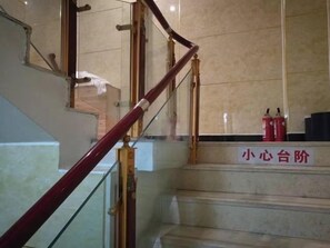 A staircase with a red handrail and a sign reading '小心台阶' (Caution: Stairs). - hlkz (Xiuning)