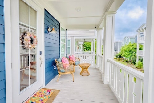The Navy Blue Bungalow- Cozy Cottage on the MS Gulf Coast