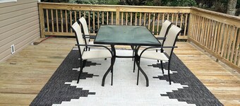 Spacious family home minutes from public boat launch, shopping and hospitals.