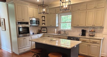 Spacious family home minutes from public boat launch, shopping and hospitals.