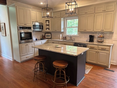 Spacious family home minutes from public boat launch, shopping and hospitals. 