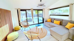 Living area - Comfortable 3-Bedroom Vacation Rental: NUIKI Lodges (Montségur-sur-Lauzon)