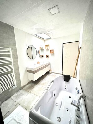 Hair dryer, towels - Domaine NUIKI Lodges (Montségur-sur-Lauzon)