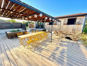 Outdoor dining - Domaine NUIKI Lodges (Montségur-sur-Lauzon)