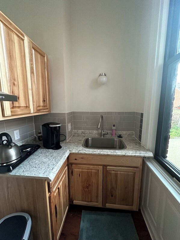 Microwave, oven, stovetop - One bedroom just minutes from Acrisure Stadium (Pittsburgh)